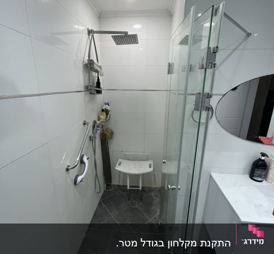 דלת זכוכית למקלחת עם ידית מתכת